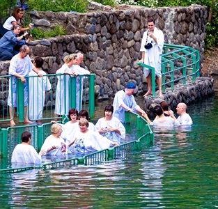Israel-Jorden-River-people-being-baptized